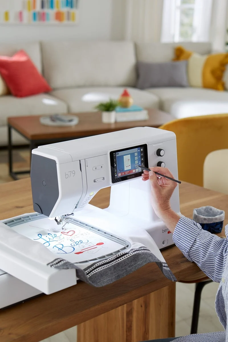 Bernette b79 Näh- & Stickmaschine mit Videokurs