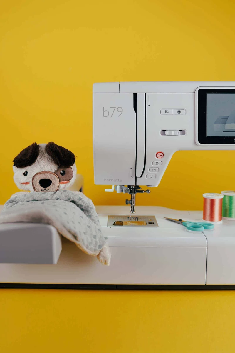 Bernette b79 Näh- & Stickmaschine mit Videokurs
