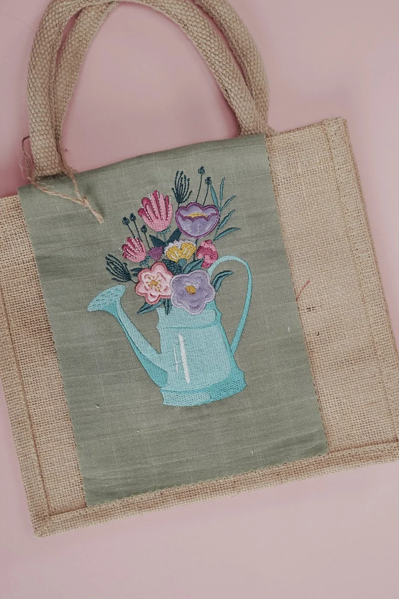 Stickdatei Gießkanne mit Blumen