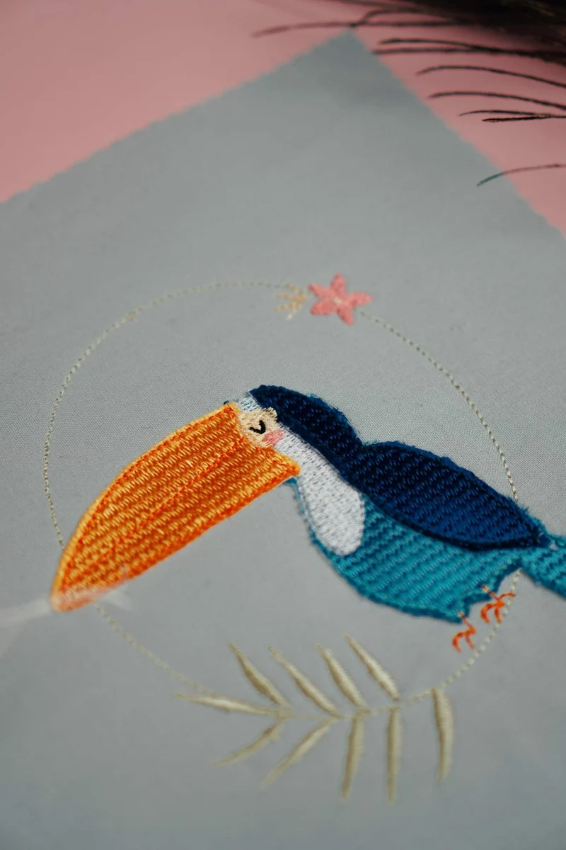 Stickdatei Tukan – für 12 × 18 cm Rahmen