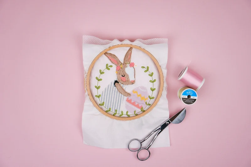 Stickdatei Applikation Osterhase mit Ei