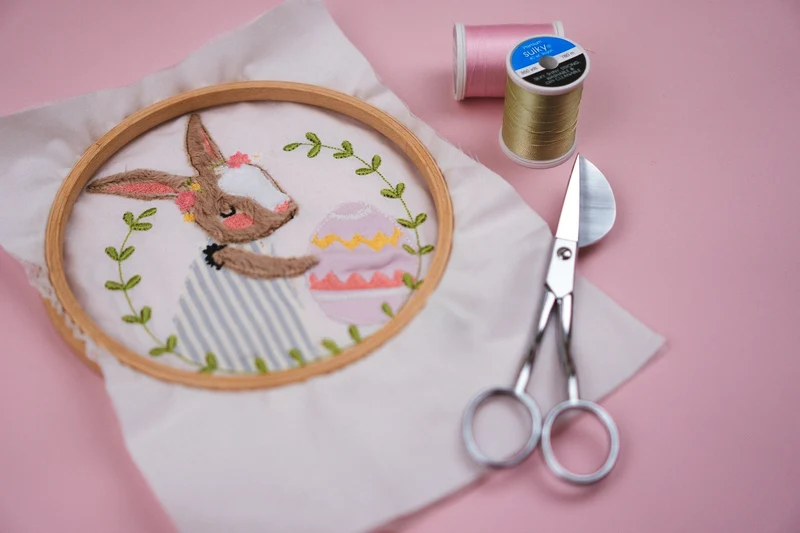 Stickdatei Applikation Osterhase mit Ei