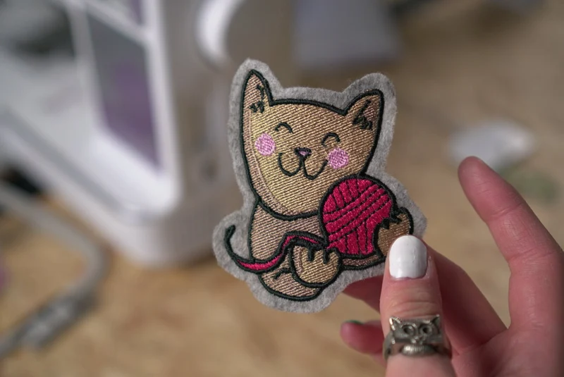Stickdatei Katze mit Wollknäuel – 69,6 × 78 mm