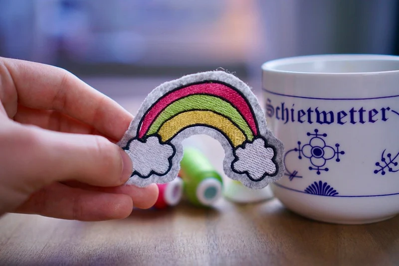 Stickdatei Regenbogen – 90,4 × 55 mm