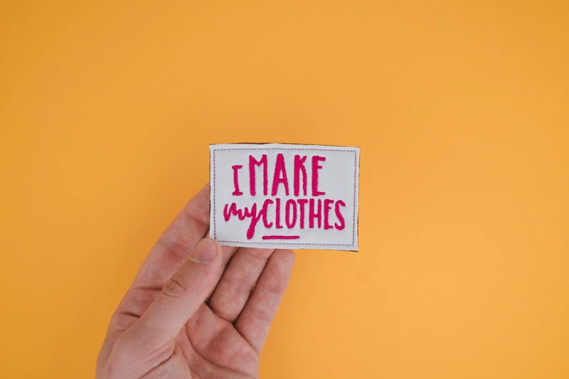 Stickdatei »I make my clothes« – 76,4 × 51,6 mm