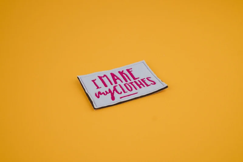 Stickdatei »I make my clothes« – 76,4 × 51,6 mm