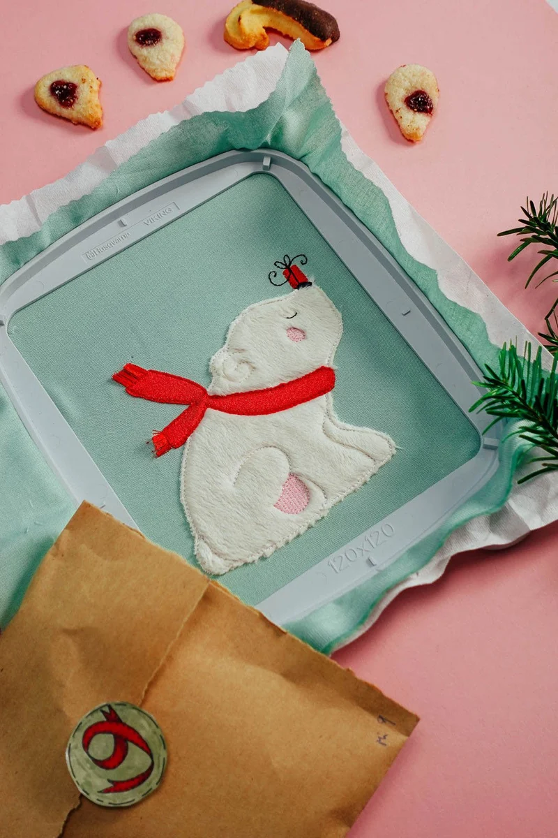 Stickdatei Eisbär Paul mit Geschenk