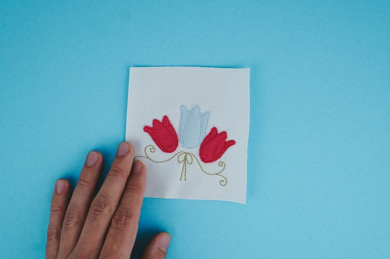 Stickdatei Tulpen mit Ornamenten – 82,9 × 87,6 mm