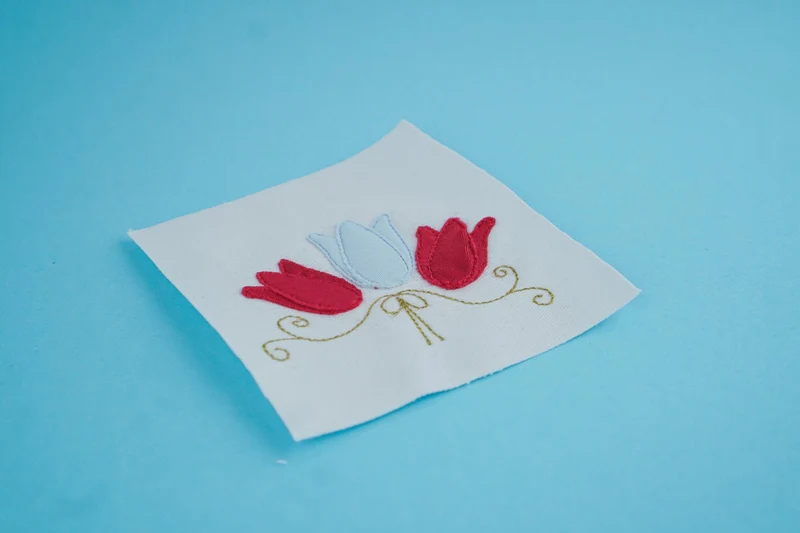 Stickdatei Tulpen mit Ornamenten – 82,9 × 87,6 mm