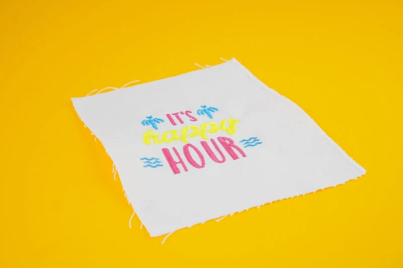 Stickdatei Handlettering »IT'S HAPPY HOUR« – 91,8 × 80,7 mm