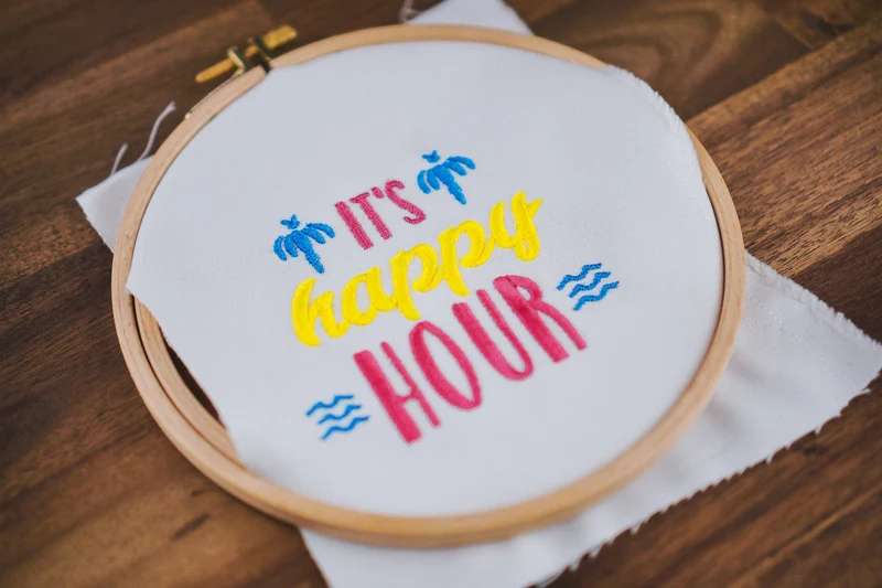 Stickdatei Handlettering »IT'S HAPPY HOUR« – 91,8 × 80,7 mm