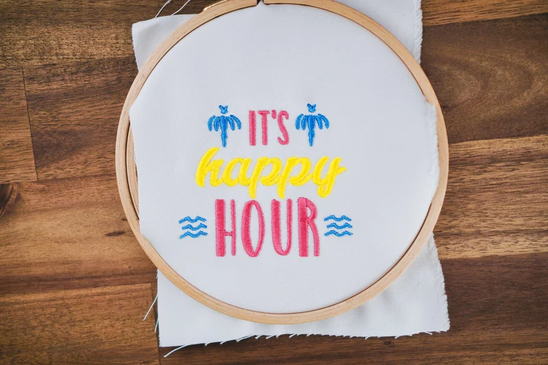 Stickdatei Handlettering »IT'S HAPPY HOUR« – 91,8 × 80,7 mm