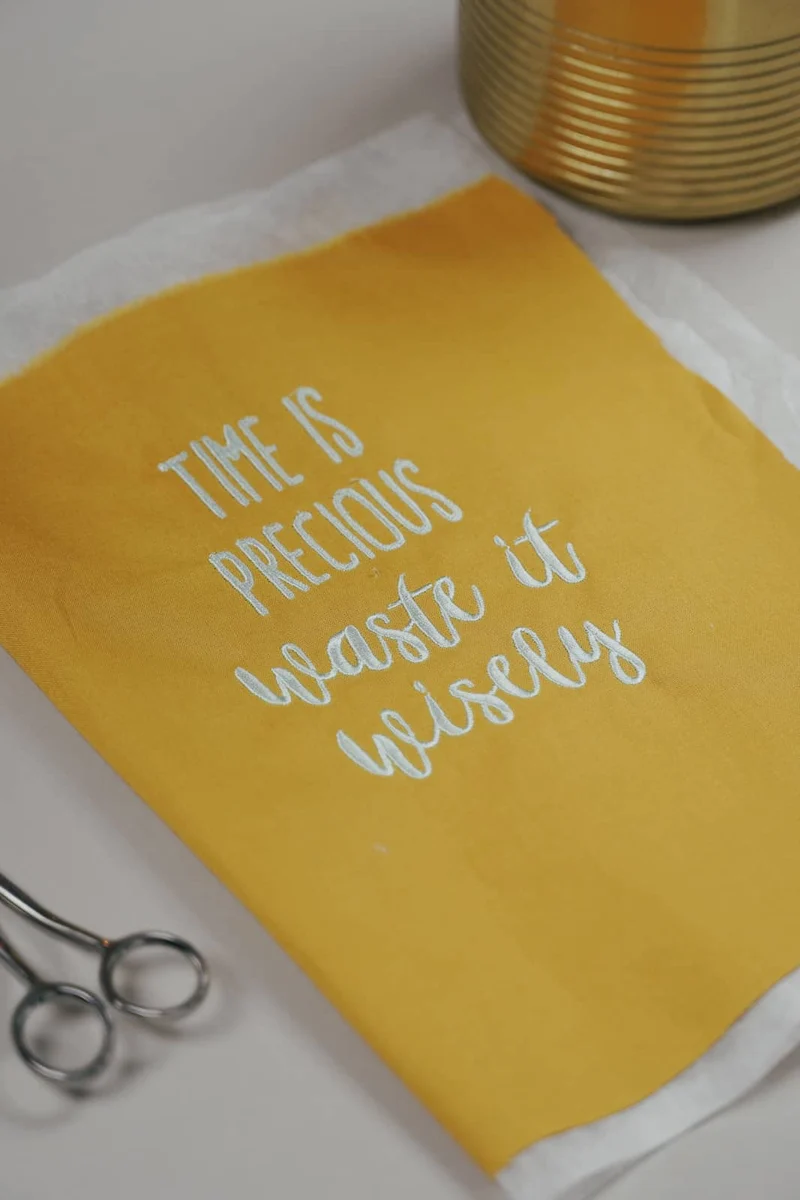 Stickdatei Schriftzug: Time is precious – waste it wisely