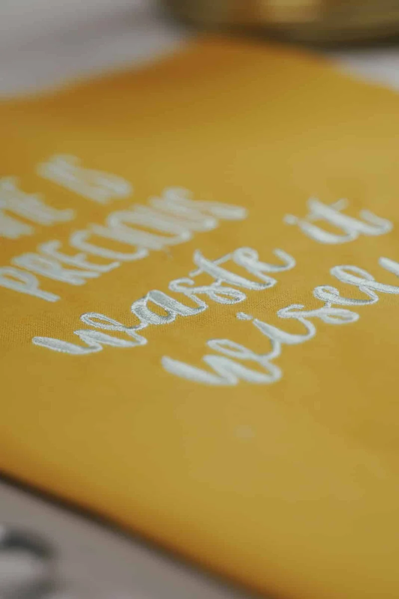 Stickdatei Schriftzug: Time is precious – waste it wisely