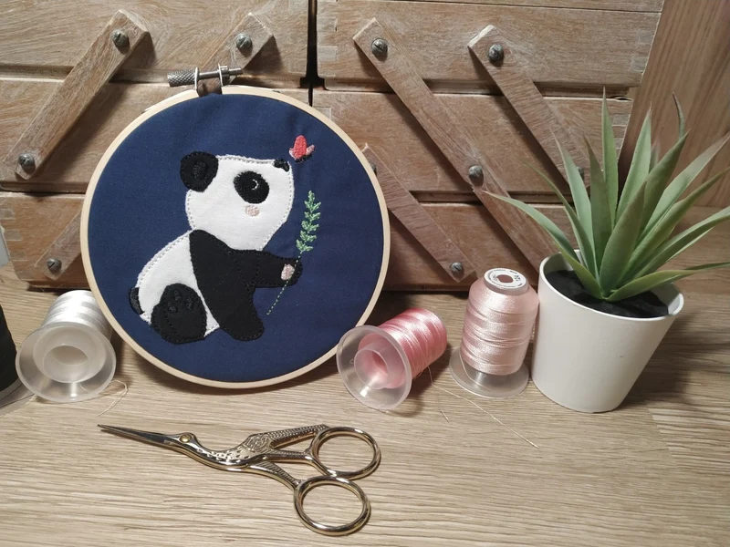 Stickdatei PANDA Pit mit Schmetterling