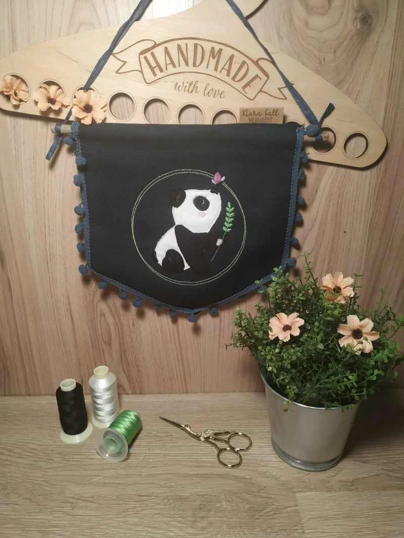 Stickdatei PANDA Pit mit Schmetterling