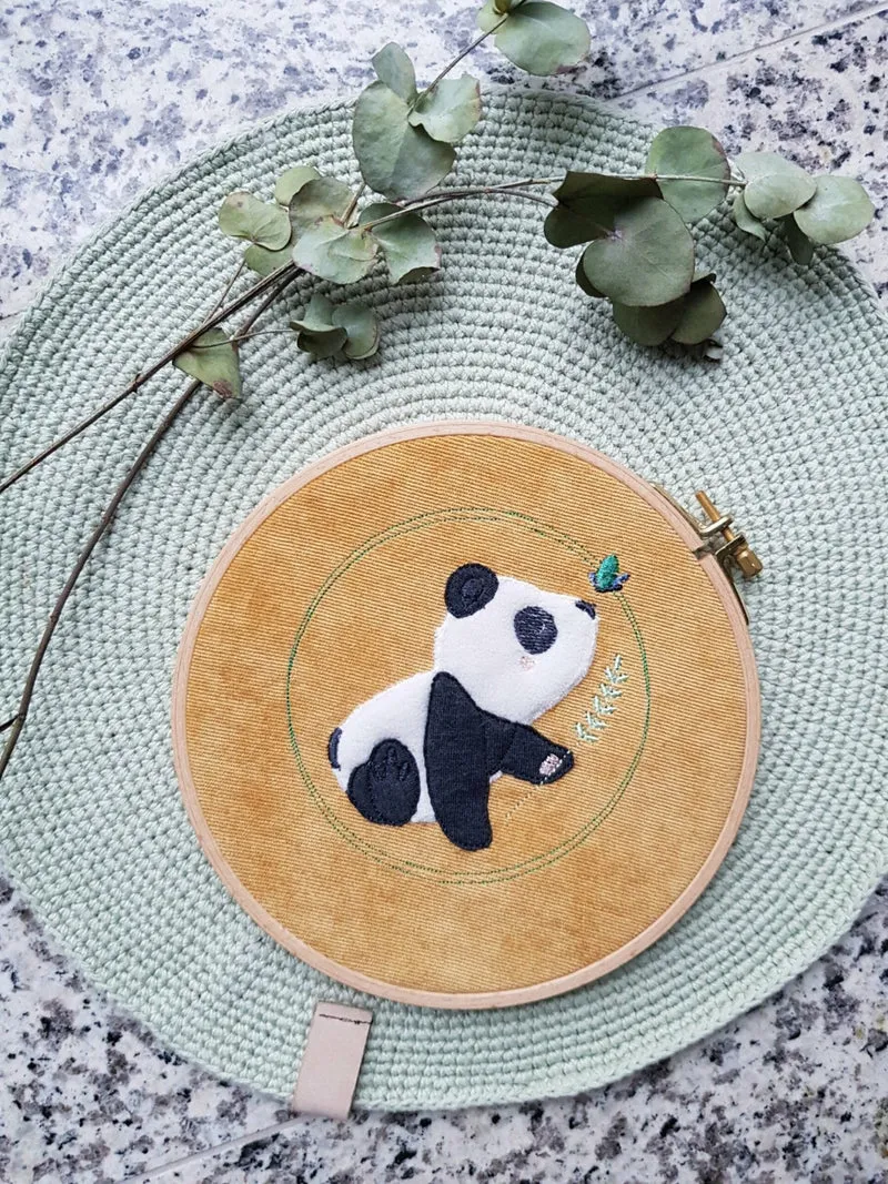 Stickdatei PANDA Pit mit Schmetterling
