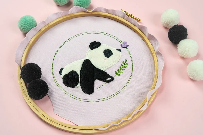 Stickdatei PANDA Pit mit Schmetterling