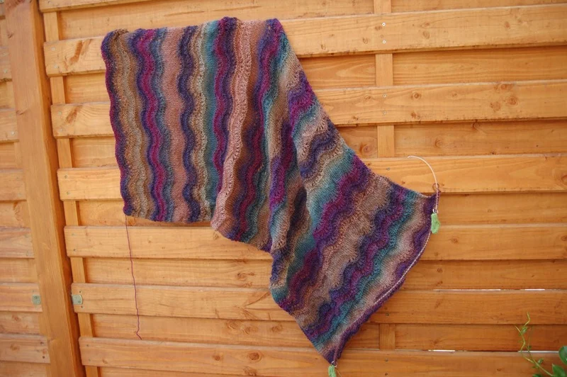 Strickanleitung Tuch mit Wellenmuster (PDF)