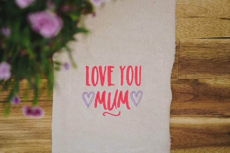 Stickdatei Muttertag »Love You Mum« – 94,7 × 76,8 mm