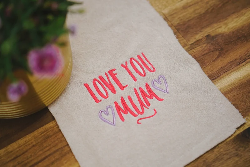 Stickdatei Muttertag »Love You Mum« – 94,7 × 76,8 mm