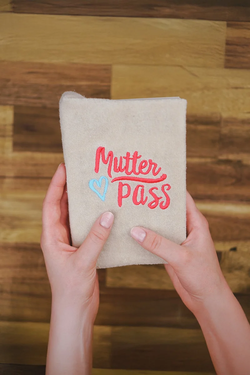 Stickdatei Mutterpass – 86,4 × 65 mm