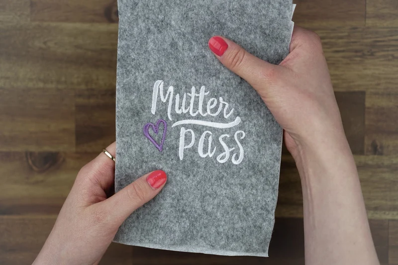 Stickdatei Mutterpass – 86,4 × 65 mm
