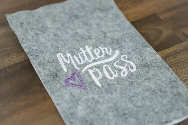 Stickdatei Mutterpass – 86,4 × 65 mm