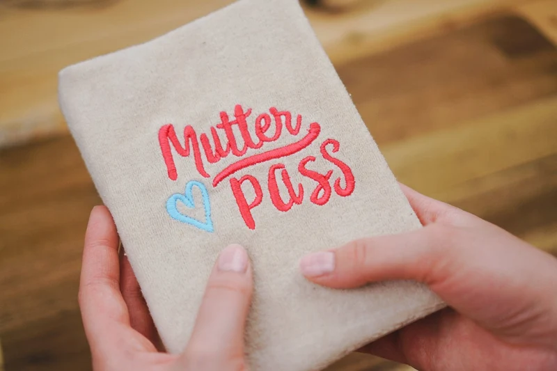 Stickdatei Mutterpass – 86,4 × 65 mm