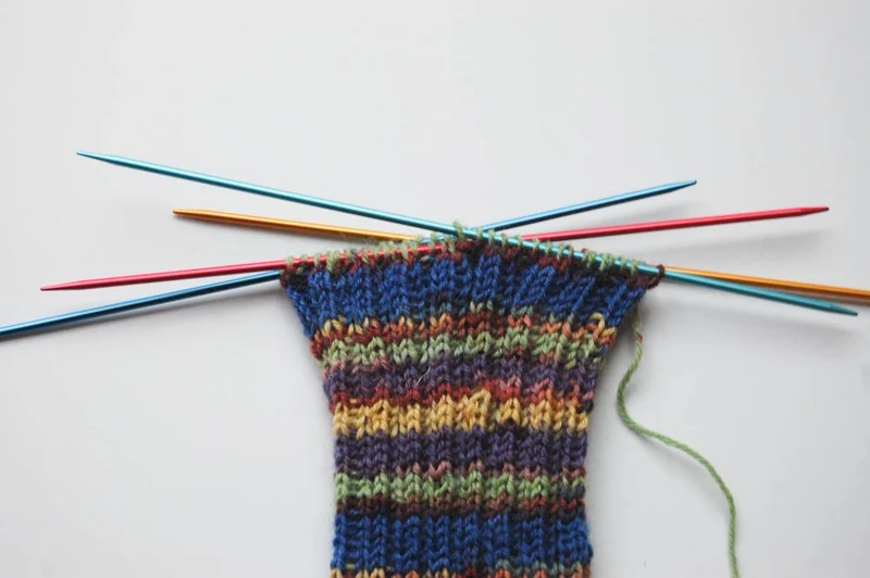 Strickanleitung: Socken stricken (PDF)