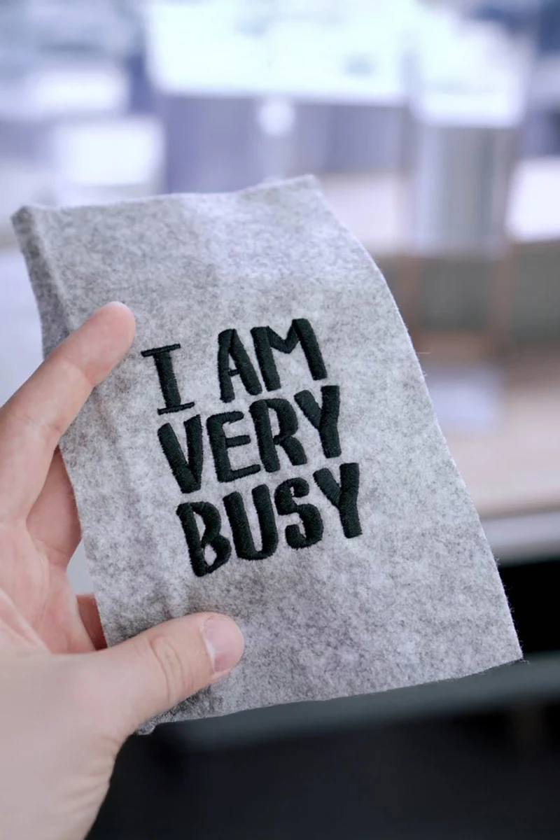 Stickdatei Schriftzug "I am very busy" – 65 × 75,6 mm