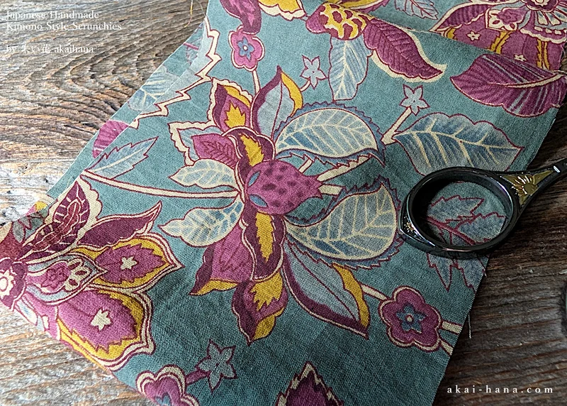Japanese Handmade Scrunchies, Grayish Floral ⦿scjf0114