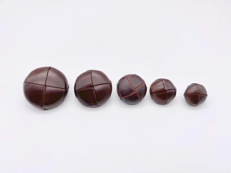 Lederknopf "Fußball"- dunkelbraun