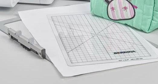 The Medium Sticky Embroidery Hoop has a maximum embroidery area of 16.5 x 26.5 cm (6.5 x 10.4 inch). The package includes: 10 pre-cut stabilizers Template for precise placement