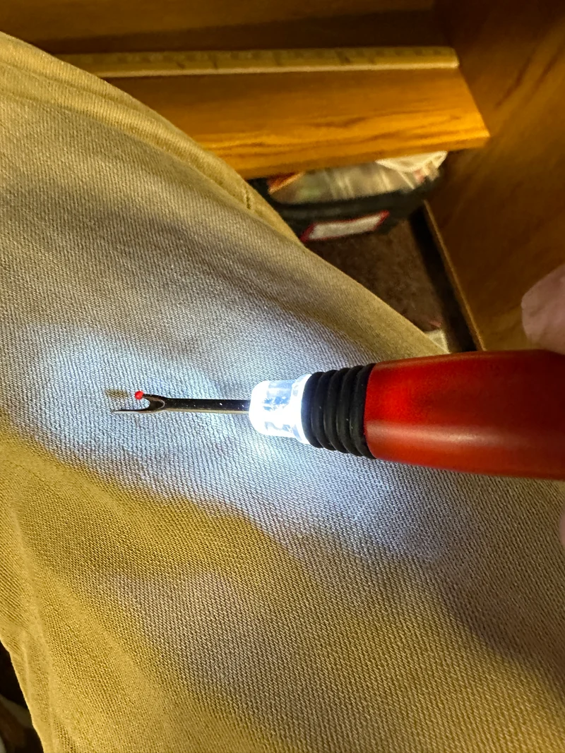 Lighted seam ripper B76