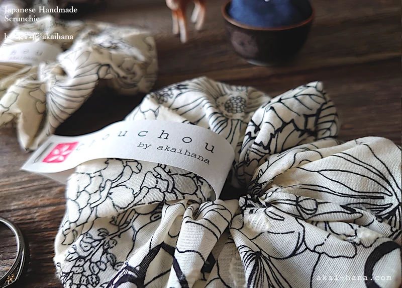 Japanese Handmade Chouchou/Scrunchies, Line Drawing Floral, Black x Ivory, scjf0050