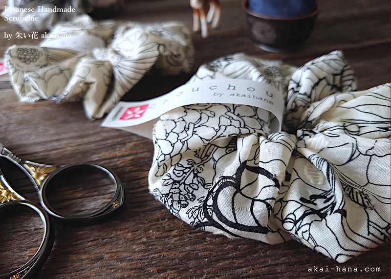 Japanese Handmade Chouchou/Scrunchies, Line Drawing Floral, Black x Ivory, scjf0050