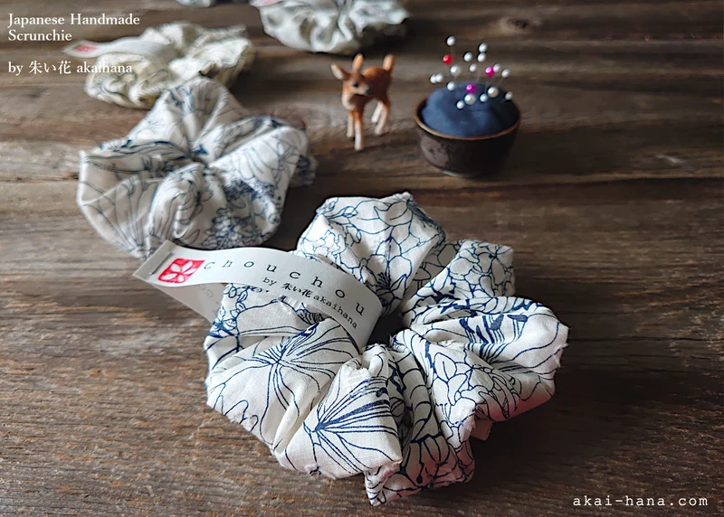 Japanese Handmade Scrunchies, Line Drawing Floral, Navy x White, scjf0051