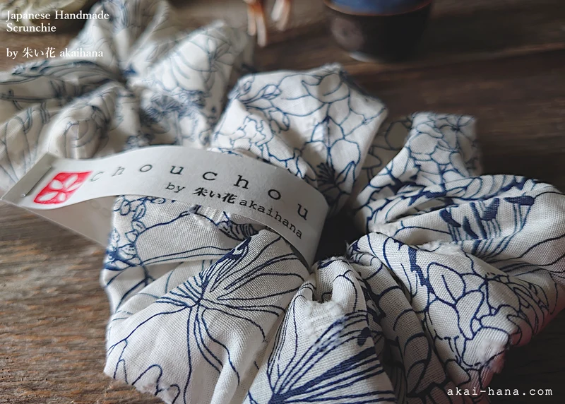 Japanese Handmade Scrunchies, Line Drawing Floral, Navy x White, scjf0051