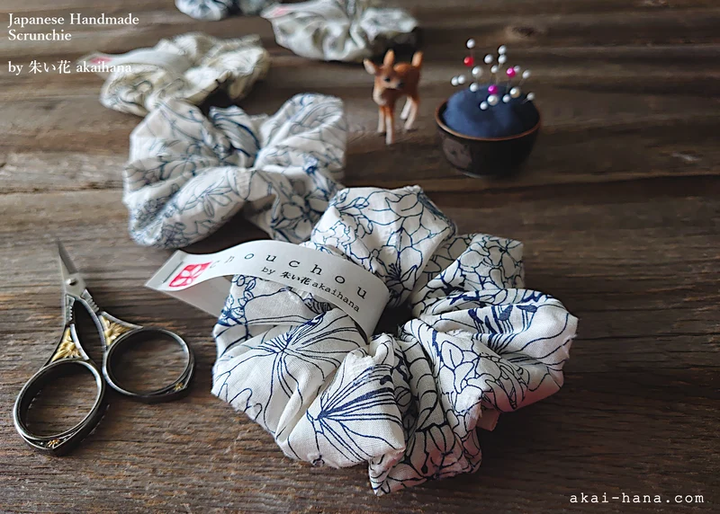 Japanese Handmade Scrunchies, Line Drawing Floral, Navy x White, scjf0051