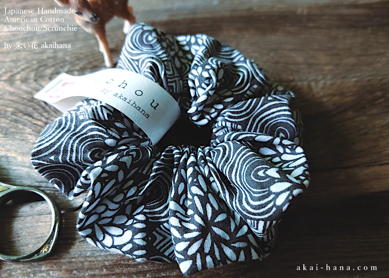 Japanese Handmade Scrunchies, Gray Chrysanthemum ⦿scaf0018