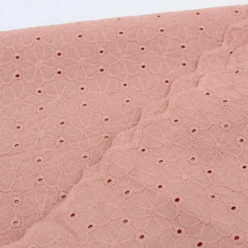 Baumwollstoff mit Stickerei