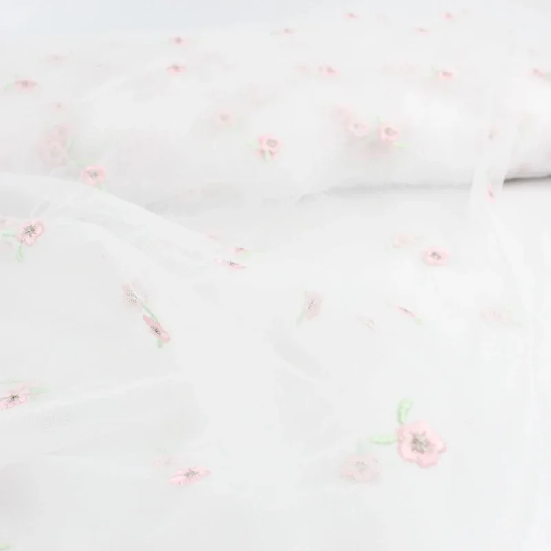 Tüllstoff mit gestickten rosa Blumen