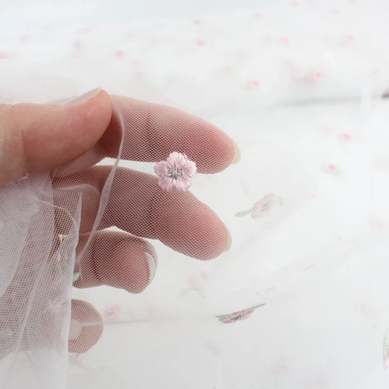Tüllstoff mit gestickten rosa Blumen