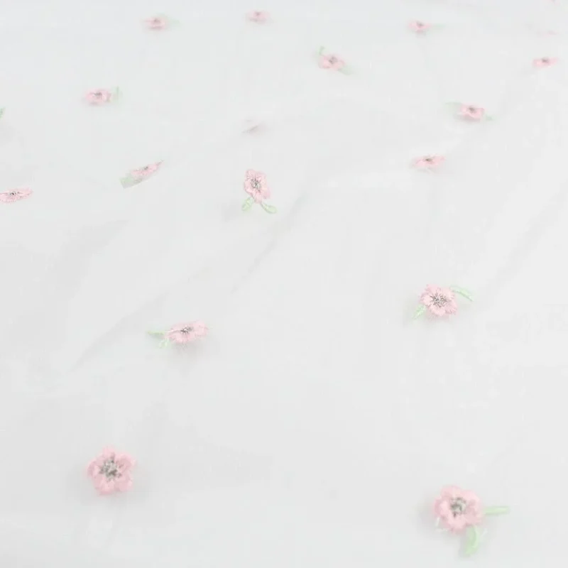 Tüllstoff mit gestickten rosa Blumen