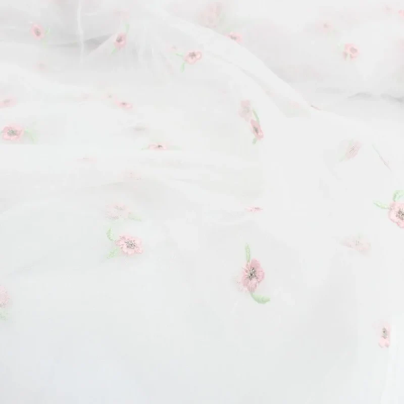 Tüllstoff mit gestickten rosa Blumen