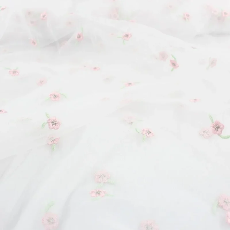 Tüllstoff mit gestickten rosa Blumen