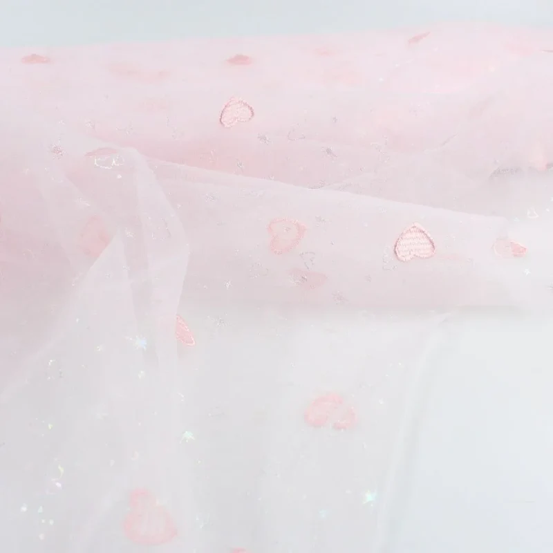 Tüllstoff mit gestickten Herzen und glitzernden Sternen