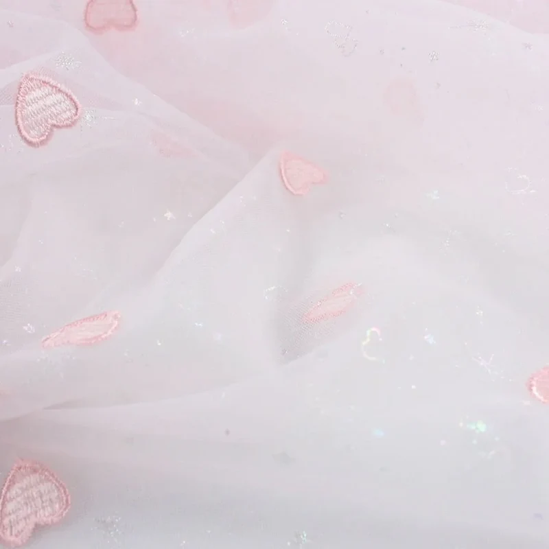 Tüllstoff mit gestickten Herzen und glitzernden Sternen