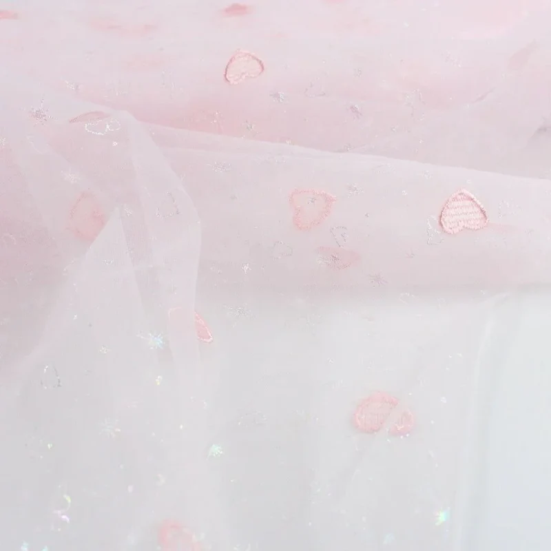 Tüllstoff mit gestickten Herzen und glitzernden Sternen